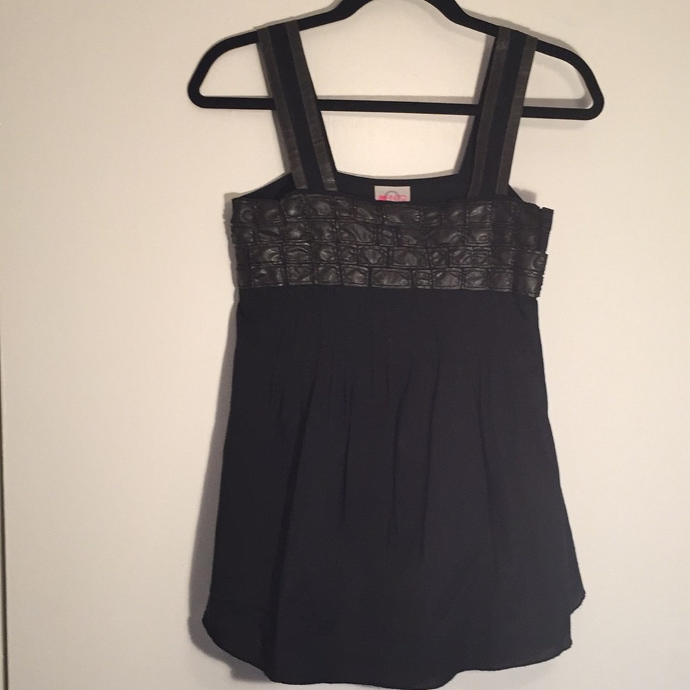 Infinito Women sleeveless Top. Size Small . Black